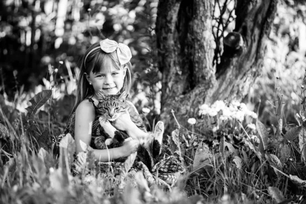 Chica Cinco Años Con Gato Jugando Parque Foto Blanco Negro — Foto de Stock