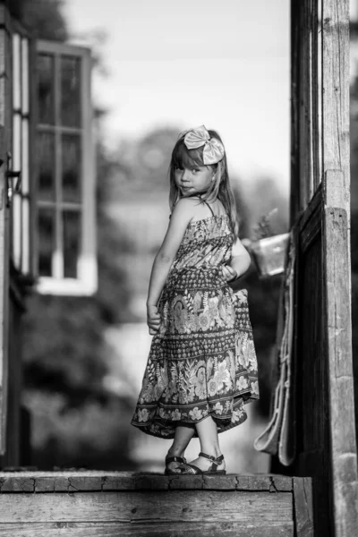 Menina Cinco Anos Posando Para Câmera Alpendre Uma Casa Aldeia — Fotografia de Stock