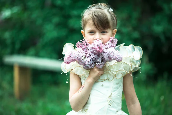 Klein Schattig Meisje Met Een Boeket Bloemen Buiten — Stockfoto