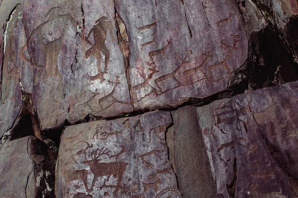 Vue Rapprochée Des Pétroglyphes Peintures Rupestres Antiques Dans Les Montagnes — Photo