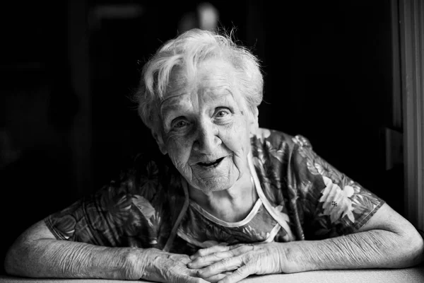 Ritratto Donna Anziana Seduta Coperto Foto Bianco Nero — Foto Stock