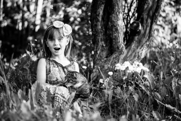 可爱的小女孩和猫在公园里玩耍 黑白照片 — 图库照片#