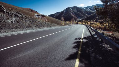 Rusya 'nın Altai Cumhuriyeti dağlarındaki Chuya Karayolu manzarası.