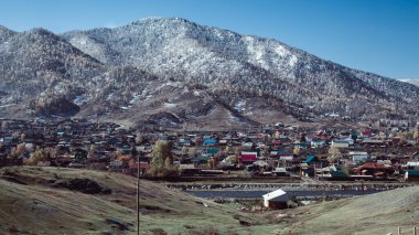 Rusya 'nın Altai Cumhuriyeti' ndeki dağlardaki köy manzarası.
