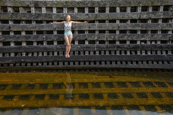 Uma Jovem Fato Banho Está Bordo Barco Madeira Abandonado — Fotografia de Stock