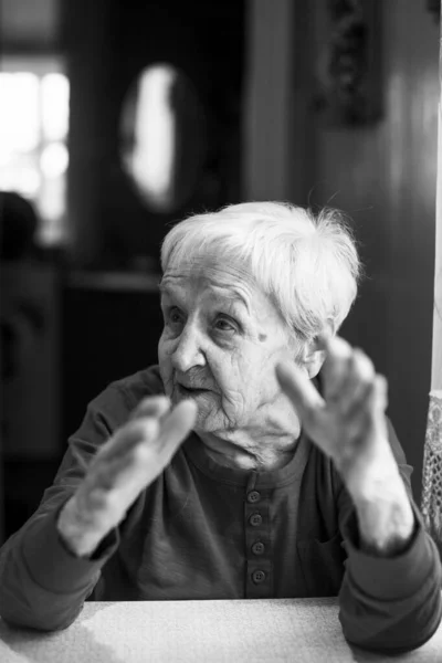 Stará Žena Mluví Tak Mává Rukama Černobílý Portrét — Stock fotografie