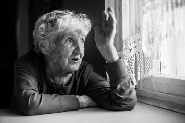 Old Woman Talking Gesticulating Table Black White Photo — Stock Photo, Image