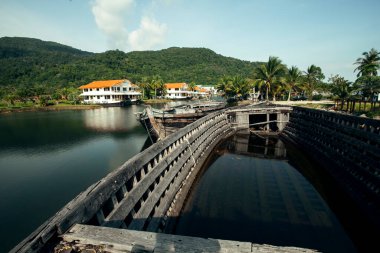Tayland ormanındaki terk edilmiş eski deniz teknelerinin manzarası.