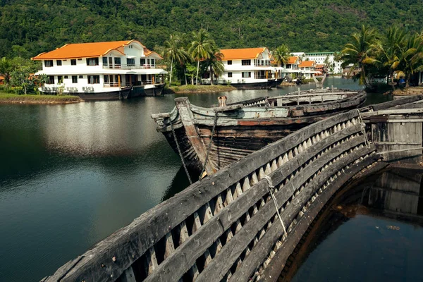 泰国丛林中的一个有废弃的旧海船的湖 — 图库照片