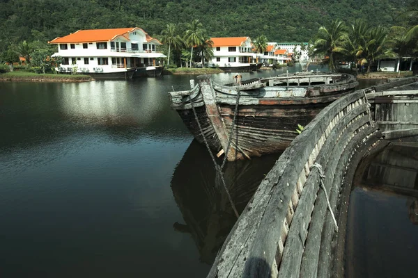 タイのジャングルの中に放棄された海のボートと湖 — ストック写真