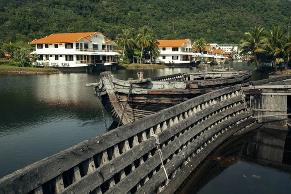 タイのジャングルの中で放棄された古い海のボートと湖の景色 — ストック写真