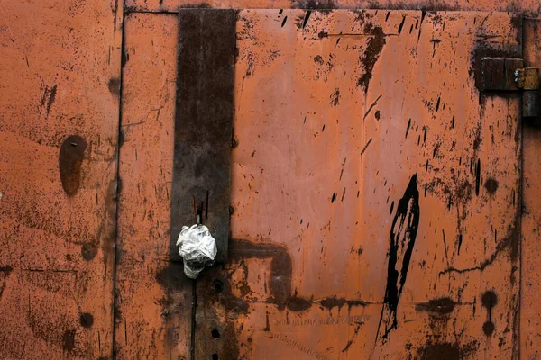 用剥皮涂料织造旧金属墙和生锈的门 — 图库照片