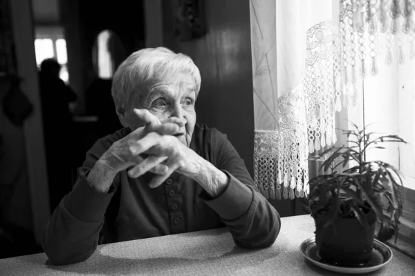 Die Alte Frau Sitzt Nachdenklich Schwarz Weiß Porträt — Stockfoto