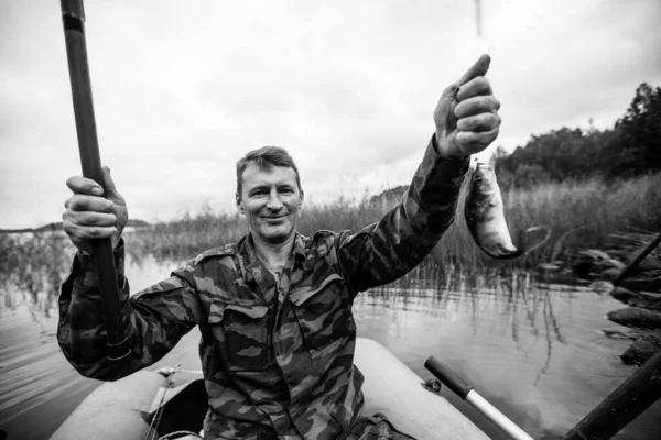 Bir Balıkçı Oltası Lastik Bir Teknede Nehirde Balık Tutuyor Siyah — Stok fotoğraf