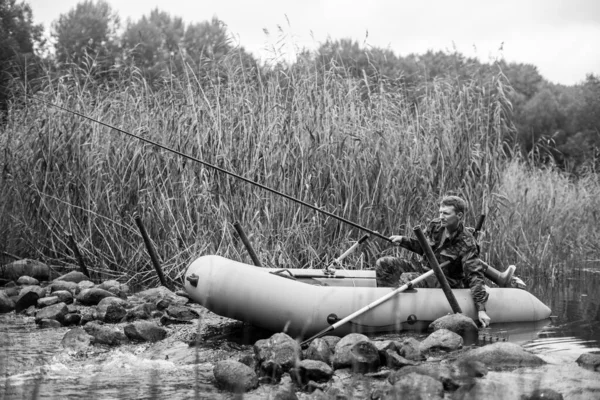 Zicht Een Vishengel Vis Rivier Een Rubberboot Zwart Wit Foto — Stockfoto