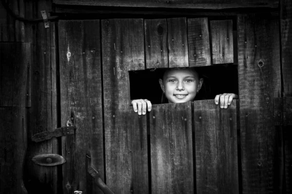 Маленькая Девочка Подглядывает Окна Деревенского Сарая Черно Белое Фото — стоковое фото