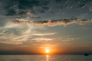 Gün batımında deniz üzerinde inanılmaz gökyüzü manzarası. Tayland.