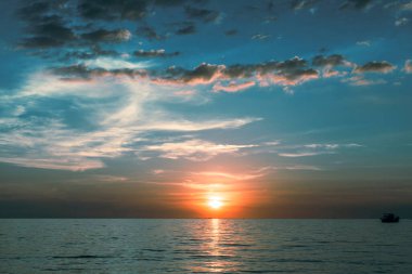 Tayland Körfezi üzerinde gün batımında inanılmaz gökyüzü manzarası.