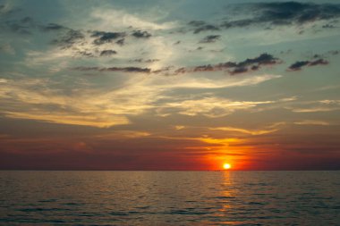 Güzel gün batımında sahilde okyanus sörfü.