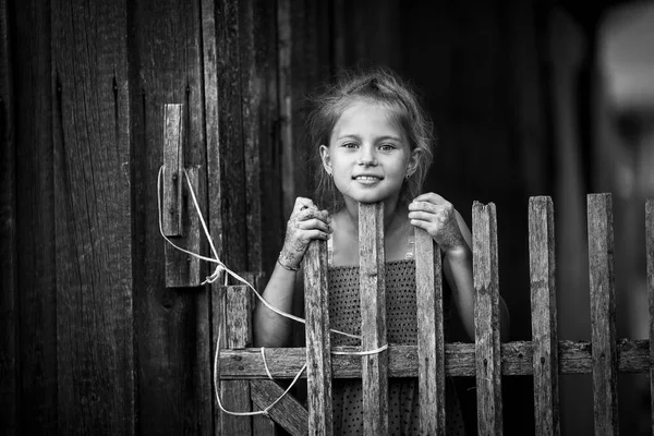 Портрет Маленької Милої Дівчинки Дерев Яним Парканом Чорно Біле Фото — стокове фото
