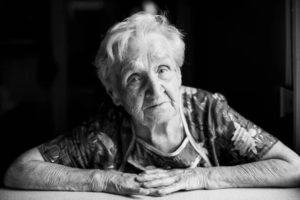 Portré Egy Öregasszonyról Otthonában Fekete Fehér Fénykép — Stock Fotó