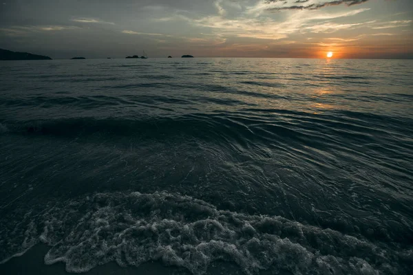 日落时海滩上的海浪 — 图库照片