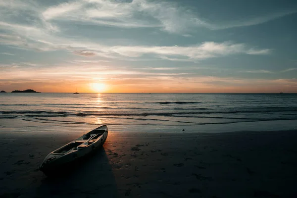 Kayak Trouve Sur Plage Lors Magnifique Coucher Soleil — Photo