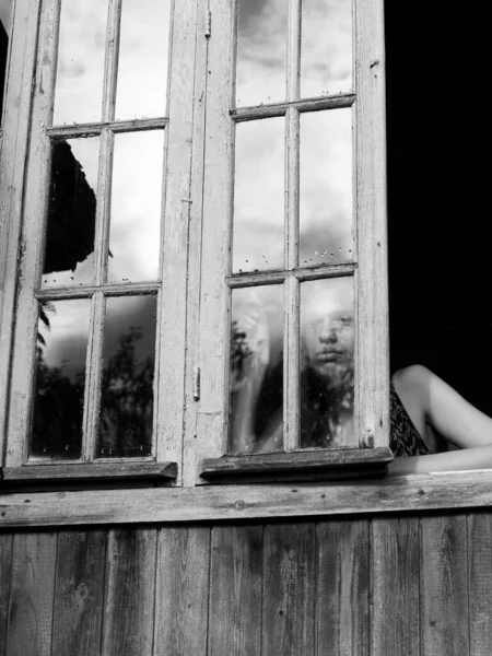 Mujer Joven Mira Desde Ventana Casa Foto Blanco Negro —  Fotos de Stock