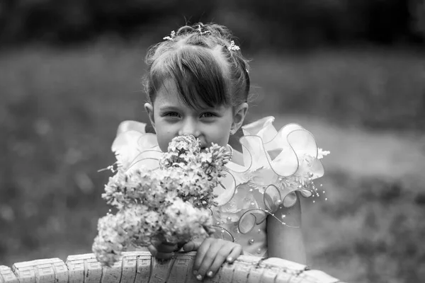 Portret Van Een Klein Meisje Met Een Boeket Lila Buiten — Stockfoto