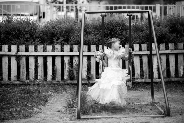 Kleines Süßes Mädchen Elegantem Kleid Auf Der Kinderschaukel Schwarz Weiß — Stockfoto