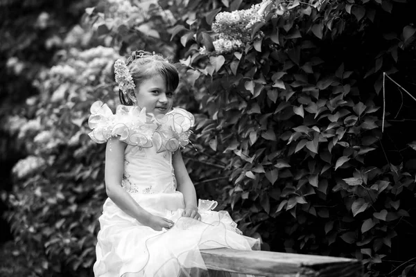 Una Niña Sienta Banco Del Parque Foto Blanco Negro — Foto de Stock