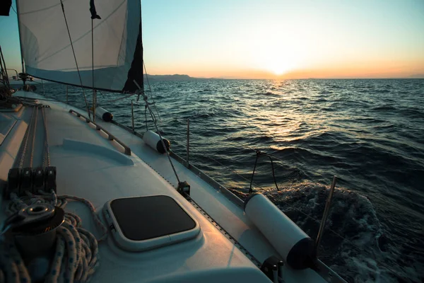 Barco Iate Mar Aberto Durante Pôr Sol Incrível Vela Luxo — Fotografia de Stock