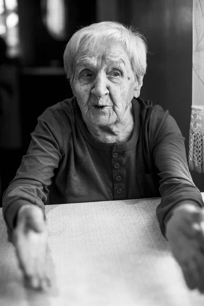 Stara Kobieta Mówi Gestykulując Rękami Czarno Biały Portret — Zdjęcie stockowe