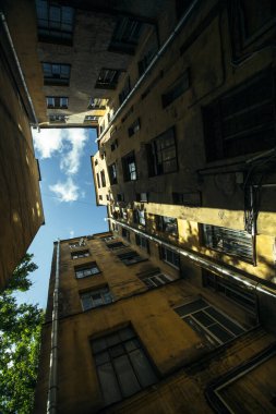 St. Petersburg, Rusya 'da tipik eski avlu manzarası. 