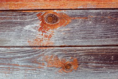 Eski ahşap bir tahtanın dokusunda boya izleri var..