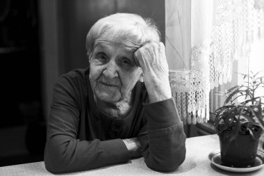 Yaşlı Rus kadının portresi. Siyah beyaz fotoğraf.