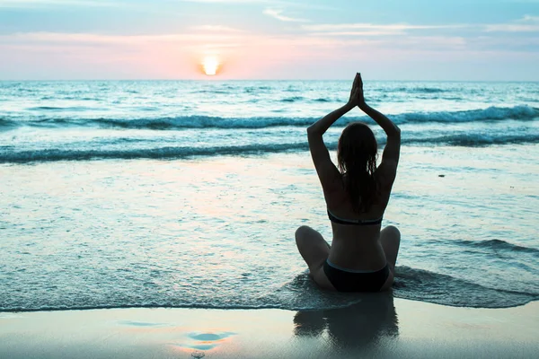 Una Silhouette Una Donna Yoga Una Posizione Loto Una Spiaggia — Foto Stock