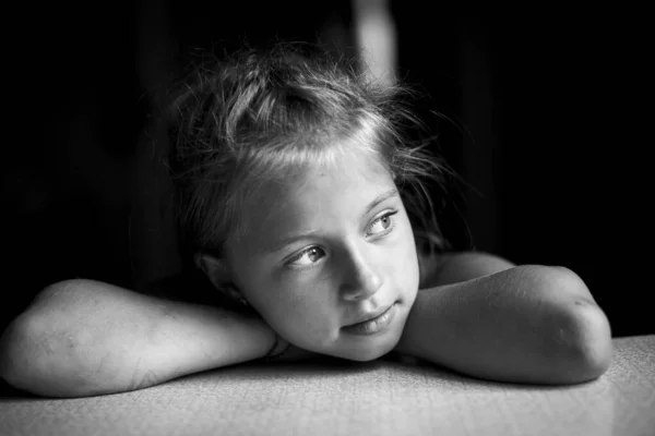 Portrait Gros Plan Une Petite Fille Mignonne Photo Noir Blanc — Photo