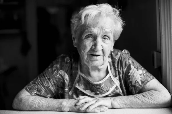 Retrato Uma Velha Sentada Sua Casa Foto Preto Branco — Fotografia de Stock