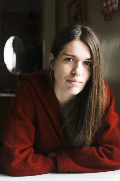 Mujer Joven Con Pelo Largo Retrato Casa — Foto de Stock