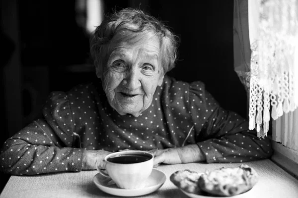 Стара Жінка Чай Своєму Будинку Чорно Білий Портрет — стокове фото