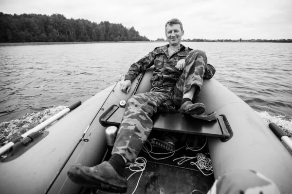 Muž Gumovém Člunu Jezera Černobílá Fotografie — Stock fotografie