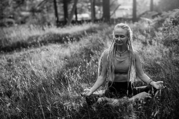 Mujer Yoga Sentada Lotos Posan Bosque Foto Blanco Negro — Foto de Stock