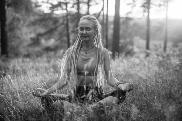 Femme Yoga Assis Dans Forêt Photo Noir Blanc — Photo