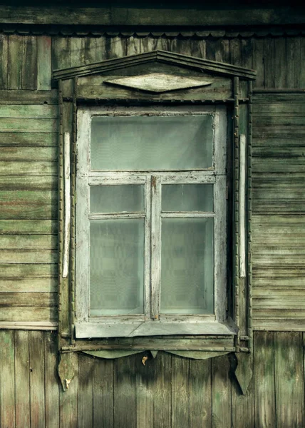 Okno Fasádě Starého Dřevěného Domu — Stock fotografie