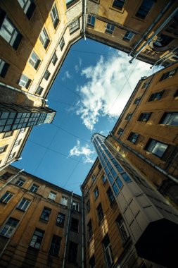 St. Petersburg, Rusya 'daki tipik binalar avlusu.  