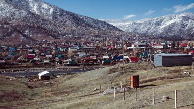 Cumhuriyet Altai Dağları 'ndaki köylerden birinin manzarası, Rusya.