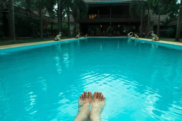 Pés Fundo Água Azul Piscina — Fotografia de Stock