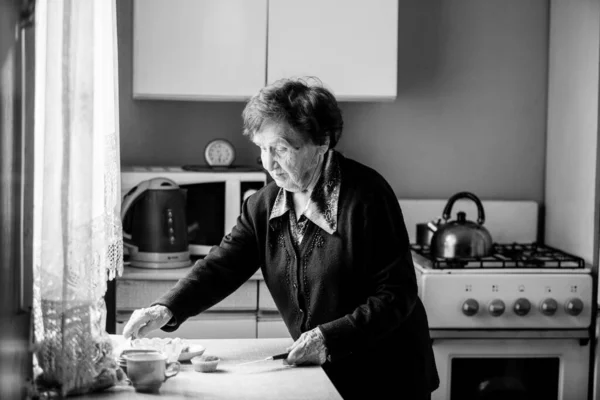 Une Femme Âgée Nettoie Cuisine Dans Maison Photo Noir Blanc — Photo