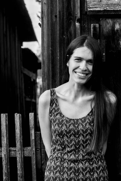 村の長い髪の屋外で若い女性 白黒写真 — ストック写真
